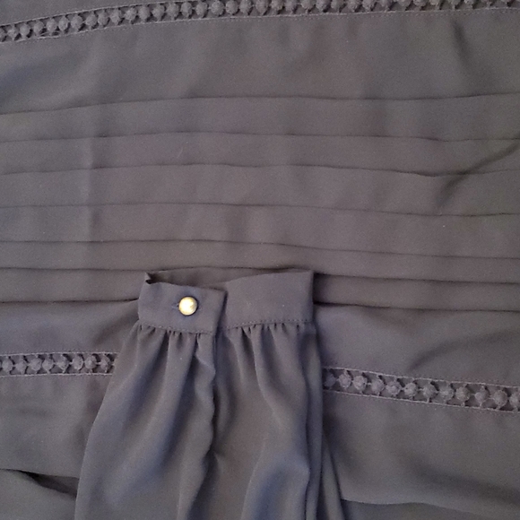 NWT Crescent Wassio pleated front navy split neck blouse, size medium - Picture 3 of 8